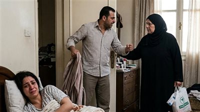 كسر عيني وقدام أمي! 