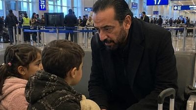 تركت زوجة الأب طفلين توأم في المطار وصعدت إلى الطائرة وكأنهما حقيبتان لا تخصانها