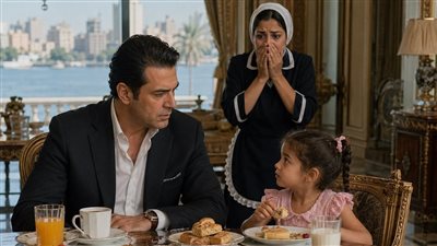 قالوا إنه بلا قلب… حتى جاءت طفلة الخادمة وطلبت القهوة