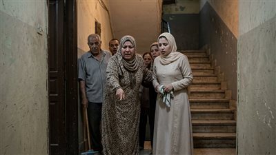 دود أبيض كبير بحجم الإصبع، نازل عالسلم باتجاه باب شقتي، وريحتو بشعة بشكل ما ينوصف.