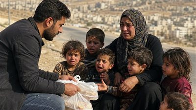 في طريقي شاهدت امرأة ولديها ستة أطفال يجلسون في الطريق