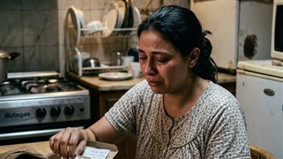عُلبة الفيتامينات: الهدية التي أبكتني بقلم مني السيد