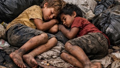 أبي هذان الطفلان النائمان بين القمامة يشبهانني